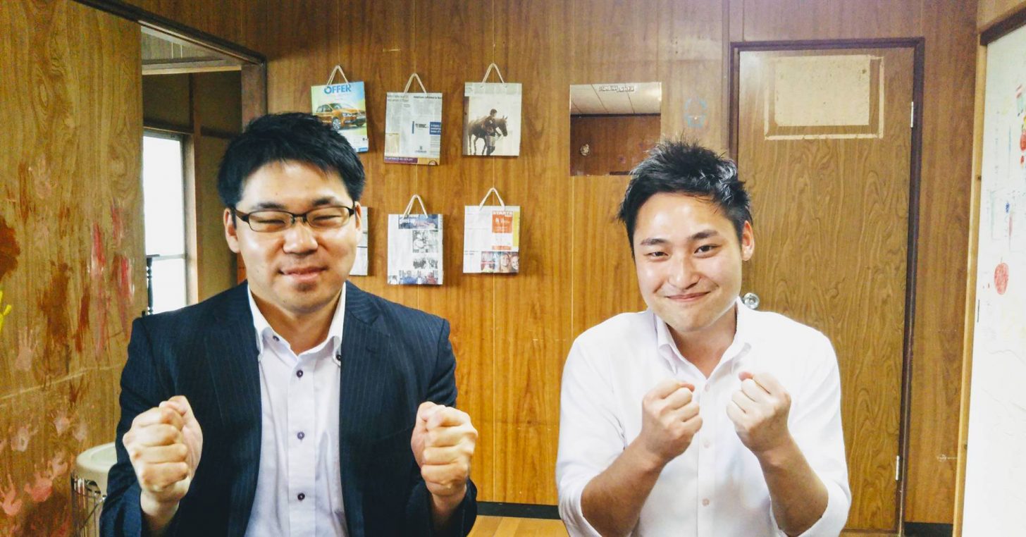 筧田 聡(右)と井畑 太佑(左)が､阿見町コトリ塾で喜んでいる